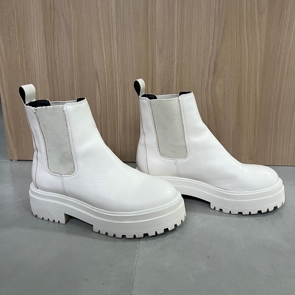 Carrano Leather Chelsea Boots